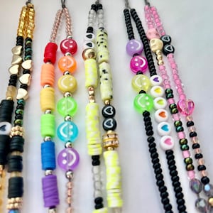 Pulsera con dije de teléfono con cuentas