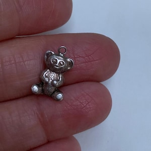 珍しい小さなシルバーのビンテージクマのチャーム
