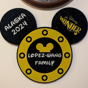カスタムディズニークルーズラインドアマグネット - 3Dプリントミッキーヘッドとポートホール - パーソナライズされた家族の名前、船、目的地