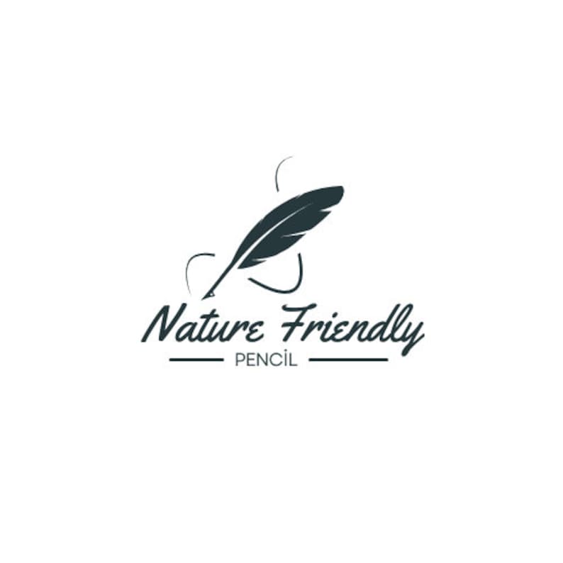 Może przedstawiać: Czarno-białe logo z pi&oacute;rem i tekstem "Nature Friendly Pencil".