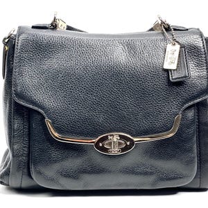 Bolso bandolera tipo cartera con asa superior en color negro Sadie Madison de Coach
