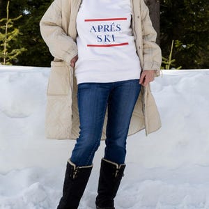 Apres Ski Softstyle Fleece Crewneck Sweatshirt | Cozy Winter Fashion for Ski Lovers & Outdoor Adventures