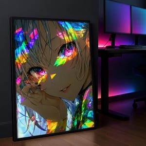 Puede incluir: Impresión artística enmarcada de anime que presenta un primer plano de un personaje femenino con cabello claro y vibrantes reflejos de luz de arcoíris en su rostro y ojos. La obra de arte está sobre un fondo oscuro.