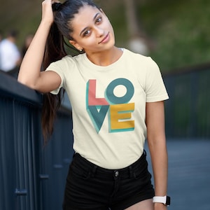 Camiseta Love Graphic / Camiseta feminina fofa Love / Camiseta fashion com letras maiúsculas de amor com aparência retrô