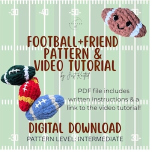 Könnte beinhalten: Ein digitales Download-Muster für gehäkelte Fußbälle. Das Bild zeigt mehrere bunte, handgefertigte Fußbälle in Grün, Rot und Blau mit weißen Nähten. Der Text lautet "FOOTBALL+FRIEND PATTERN & VIDEO TUTORIAL" und "DIGITAL DOWNLOAD".