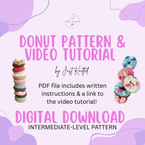Puede incluir: Imagen de descarga digital con el texto "DONUT PATTERN & VIDEO TUTORIAL" en rosa. La imagen presenta pilas de coloridas rosquillas tejidas y el texto "by Just Knitted". El PDF incluye instrucciones escritas y un tutorial en vídeo.