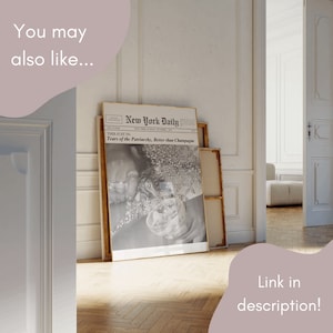 Puede incluir: Una impresi&oacute;n en blanco y negro enmarcada de un peri&oacute;dico titulado "New York Daily" con el titular "Tears of the Patriarchy, Better than Champagne". La impresi&oacute;n est&aacute; apoyada contra una pared. La imagen est&aacute; en una habitaci&oacute;n con piso de madera.