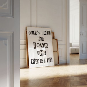以下が含まれることがあります： 白い背景に黒と白の文字で「all's fair in love and poetry」と書かれた額縁に入ったポスターです。