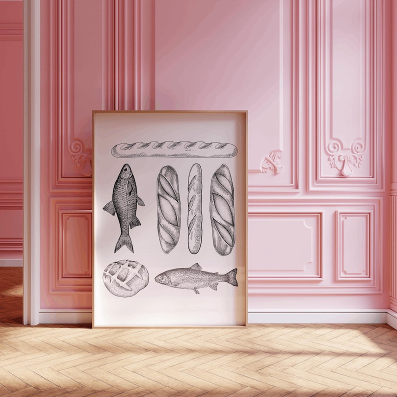 Puede incluir: Una ilustraci&oacute;n en blanco y negro de una baguette, pescado y pan sobre un fondo blanco. La ilustraci&oacute;n est&aacute; enmarcada y colgada en una pared rosa.