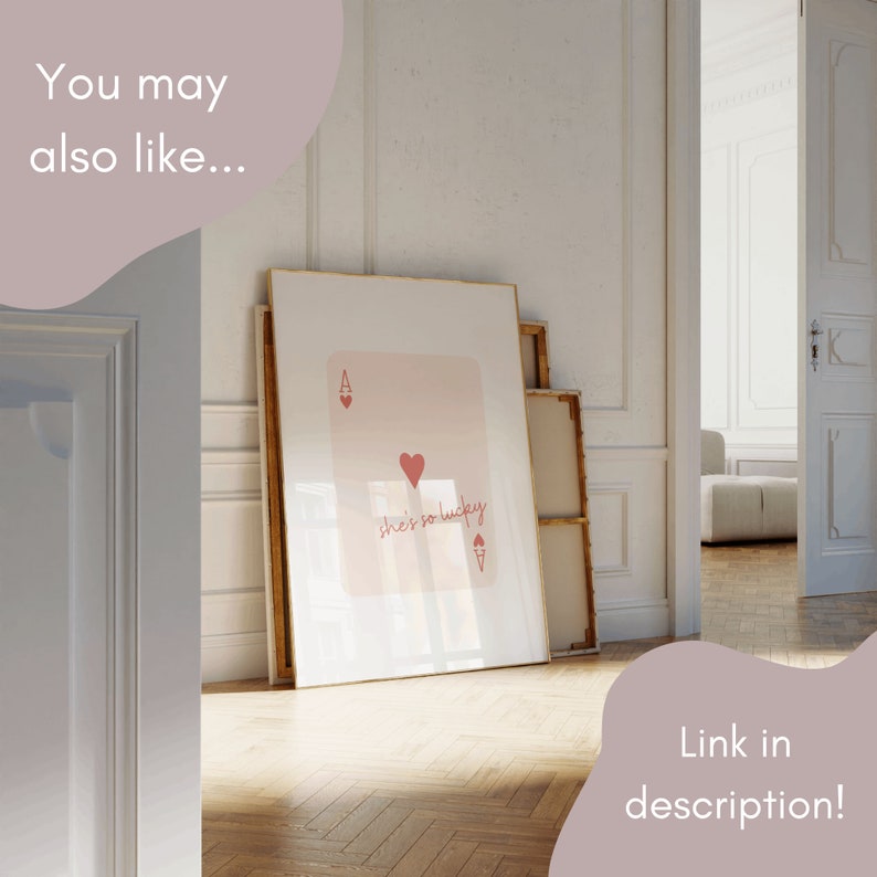 Puede incluir: Un p&oacute;ster enmarcado blanco con fondo rosa y un coraz&oacute;n rojo. El p&oacute;ster dice "she's so lucky" y tiene un s&iacute;mbolo de carta de juego rojo as de corazones.