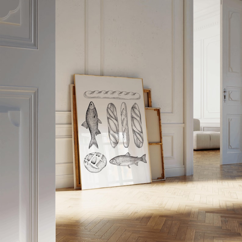 Puede incluir: Una ilustraci&oacute;n en blanco y negro de una baguette, pescado y pan sobre un fondo blanco. La ilustraci&oacute;n est&aacute; enmarcada y colgada en una pared blanca.