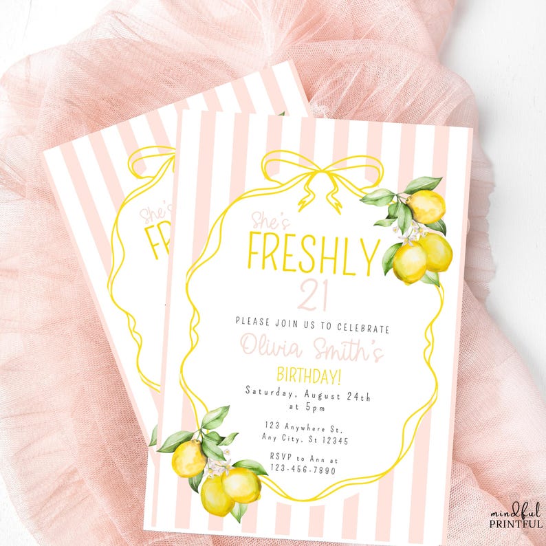 Puede incluir: Dos invitaciones de cumplea&ntilde;os con rayas rosas y blancas. Las invitaciones presentan un dise&ntilde;o de lim&oacute;n y hojas amarillas con el texto "She's Freshly 21" y detalles del evento. Las invitaciones est&aacute;n sobre un fondo de tela rosa.