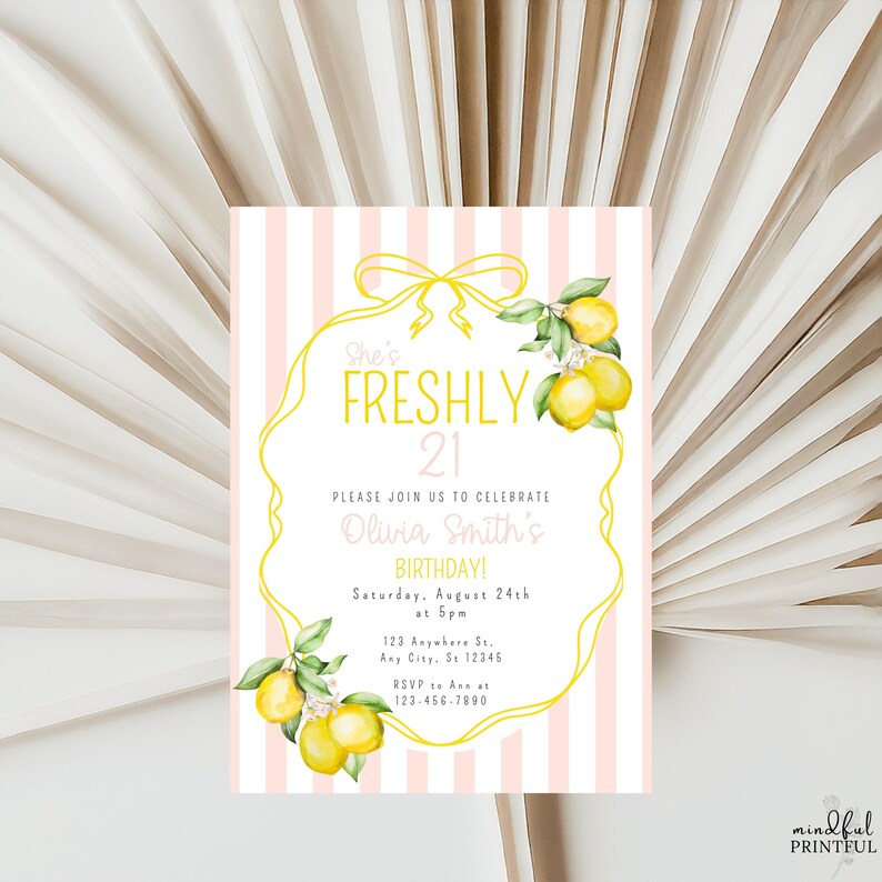 Puede incluir: Una invitaci&oacute;n de cumplea&ntilde;os con un fondo a rayas rosas y blancas. La invitaci&oacute;n presenta un borde floral amarillo con limones y el texto "She's Freshly 21". El texto adicional incluye el nombre, la fecha, la hora y la informaci&oacute;n de RSVP.