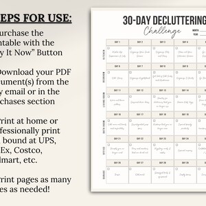 Op de afbeelding: Een afdrukbare 30-daagse decluttering challenge checklist met dagelijkse taken, weergegeven op een witte achtergrond. De tekst bevat instructies voor gebruik en een kalenderindeling met vakjes voor elke dagelijkse activiteit.