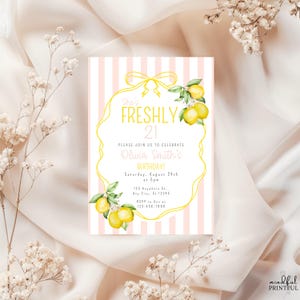 Puede incluir: Una invitaci&oacute;n de cumplea&ntilde;os con un fondo a rayas rosas y blancas. La invitaci&oacute;n presenta un borde amarillo con limones y el texto "She's Freshly 21". La invitaci&oacute;n incluye el nombre, la fecha, la hora y la informaci&oacute;n RSVP.