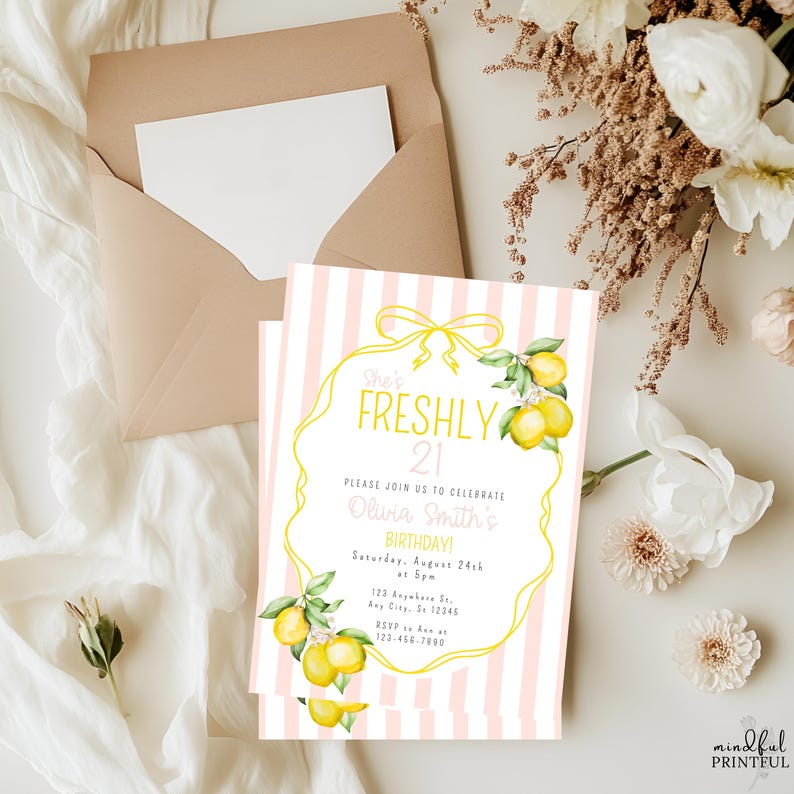 Puede incluir: Una invitaci&oacute;n de cumplea&ntilde;os con un fondo a rayas rosas y blancas. La invitaci&oacute;n presenta un lazo amarillo e ilustraciones de limones. El texto dice "She's Freshly 21" y los detalles del cumplea&ntilde;os de Olivia Smith.