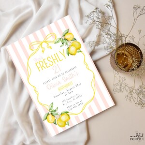 Puede incluir: Una invitaci&oacute;n de cumplea&ntilde;os con un fondo a rayas rosas y blancas. La invitaci&oacute;n presenta un borde amarillo con limones y el texto "She's Freshly 21". El texto adicional incluye el nombre, la fecha, la hora y la informaci&oacute;n de RSVP.