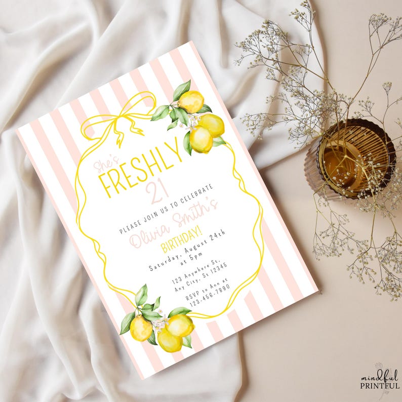 Puede incluir: Una invitaci&oacute;n de cumplea&ntilde;os con un fondo a rayas rosas y blancas. La invitaci&oacute;n presenta un borde amarillo con limones y el texto "She's Freshly 21". El texto adicional incluye el nombre, la fecha, la hora y la informaci&oacute;n de RSVP.