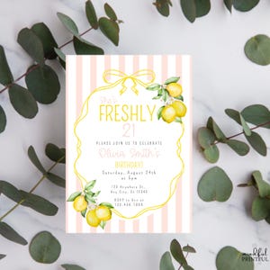 Puede incluir: Una invitaci&oacute;n de cumplea&ntilde;os con un fondo a rayas rosas y blancas. La invitaci&oacute;n presenta limones amarillos y hojas verdes. El texto dice "She's Freshly 21" e incluye los detalles del evento. Hojas de eucalipto en el fondo.