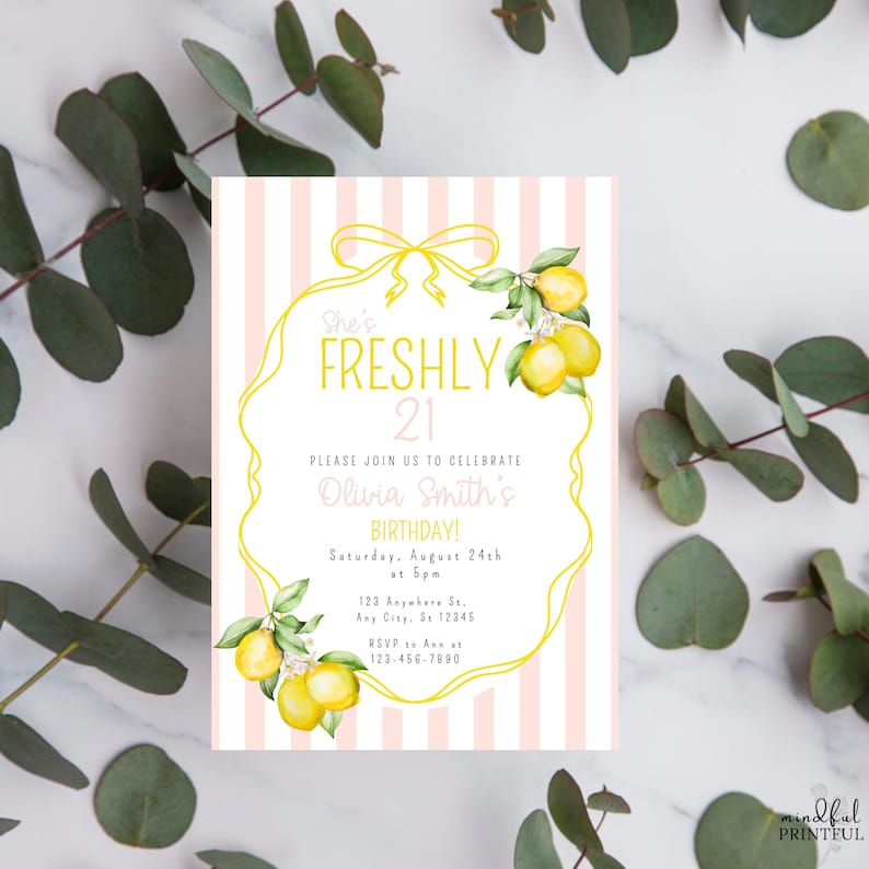 Puede incluir: Una invitaci&oacute;n de cumplea&ntilde;os con un fondo a rayas rosas y blancas. La invitaci&oacute;n presenta limones amarillos y hojas verdes. El texto dice "She's Freshly 21" e incluye los detalles del evento. Hojas de eucalipto en el fondo.