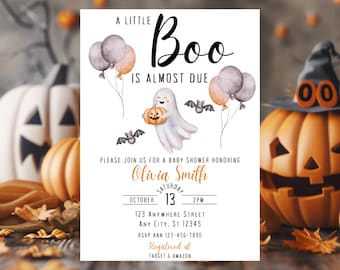 Peut inclure: Invitation de baby shower sur le thème d'Halloween avec le texte "A Little Boo Is Almost Due". Le design présente un fantôme tenant une citrouille, des chauves-souris et des ballons. L'invitation comprend le nom Olivia Smith, la date, l'heure et le lieu.