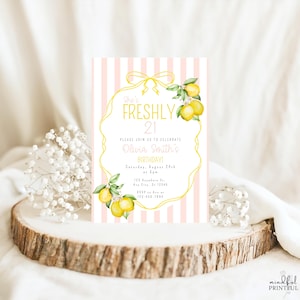 Puede incluir: Una invitaci&oacute;n de cumplea&ntilde;os con un fondo a rayas rosas y blancas. La invitaci&oacute;n presenta un borde amarillo con ilustraciones de limones. El texto dice "She's Freshly 21" y los detalles del cumplea&ntilde;os de Olivia Smith.