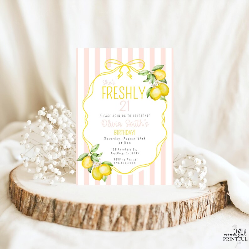 Puede incluir: Una invitaci&oacute;n de cumplea&ntilde;os con un fondo a rayas rosas y blancas. La invitaci&oacute;n presenta un borde amarillo con ilustraciones de limones. El texto dice "She's Freshly 21" y los detalles del cumplea&ntilde;os de Olivia Smith.
