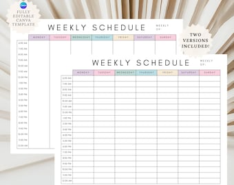Op de afbeelding: Twee witte weekplanning-sjablonen met zwarte tekst en pastelkleurige kopteksten voor elke dag van de week. De roosters bevatten uurlijkse tijdslots van 06:00 tot 00:00 uur. De tekst bevat "WEEKLY SCHEDULE" en "WEEKLY OF:" met twee ronde badges.