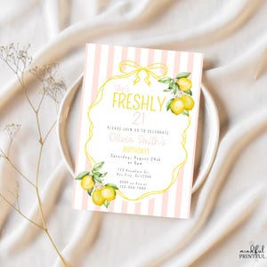 Puede incluir: Una invitaci&oacute;n de cumplea&ntilde;os con un fondo a rayas rosas y blancas. La invitaci&oacute;n presenta un borde amarillo con limones y el texto "She's Freshly 21". El texto adicional incluye el nombre de la cumplea&ntilde;era, la fecha, la hora y la informaci&oacute;n de RSVP.