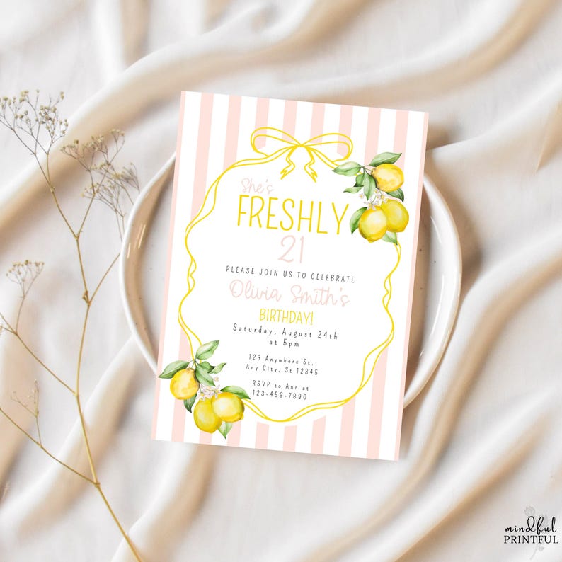 Puede incluir: Una invitaci&oacute;n de cumplea&ntilde;os con un fondo a rayas rosas y blancas. La invitaci&oacute;n presenta un borde amarillo con limones y el texto "She's Freshly 21". El texto adicional incluye el nombre de la cumplea&ntilde;era, la fecha, la hora y la informaci&oacute;n de RSVP.