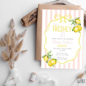 Puede incluir: Una invitaci&oacute;n de cumplea&ntilde;os con un fondo a rayas rosas y blancas. La invitaci&oacute;n presenta un dise&ntilde;o de lim&oacute;n y hojas amarillas con el texto "She's FRESHLY 21". Se incluyen detalles del cumplea&ntilde;os e informaci&oacute;n de RSVP.
