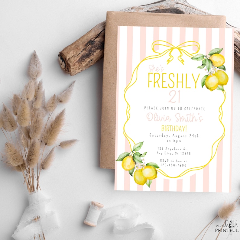 Puede incluir: Una invitaci&oacute;n de cumplea&ntilde;os con un fondo a rayas rosas y blancas. La invitaci&oacute;n presenta un dise&ntilde;o de lim&oacute;n y hojas amarillas con el texto "She's FRESHLY 21". Se incluyen detalles del cumplea&ntilde;os e informaci&oacute;n de RSVP.