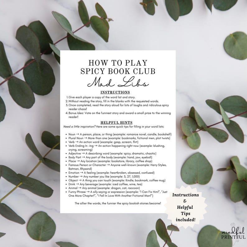 Puede incluir: Una tarjeta rectangular blanca con texto negro titulada How to Play Spicy Book Club Mad Libs. La tarjeta incluye instrucciones numeradas y una lista de consejos &uacute;tiles para completar categor&iacute;as de palabras como sustantivos, verbos y adjetivos.
