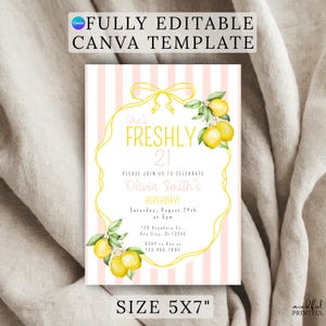Puede incluir: Una plantilla de invitaci&oacute;n de cumplea&ntilde;os de 12,7 x 17,8 cm con tema de lim&oacute;n. El dise&ntilde;o presenta un fondo a rayas amarillas y rosas, un marco floral amarillo y el texto "She's Freshly 21". Incluye campos de texto editables.
