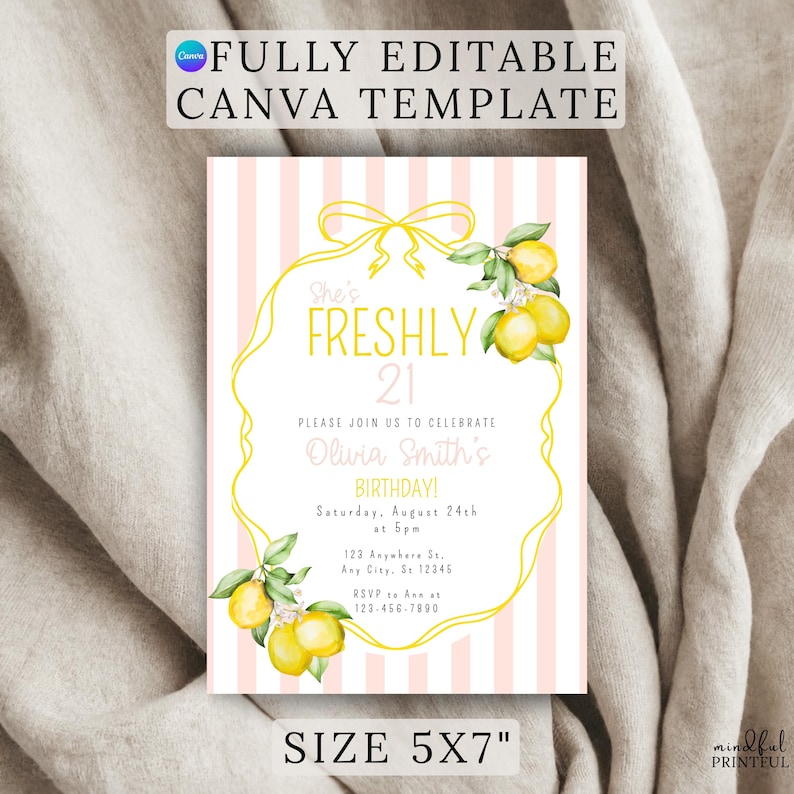 Puede incluir: Una plantilla de invitaci&oacute;n de cumplea&ntilde;os de 12,7 x 17,8 cm con tema de lim&oacute;n. El dise&ntilde;o presenta un fondo a rayas amarillas y rosas, un marco floral amarillo y el texto "She's Freshly 21". Incluye campos de texto editables.