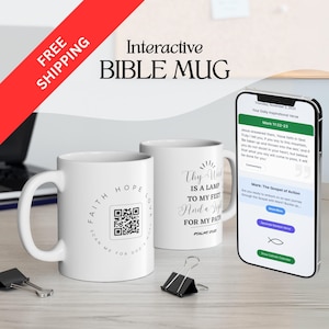 Könnte beinhalten: Zwei weiße Keramikbecher mit schwarzem Text und einem QR-Code. Der Becher links sagt "Glaube Hoffnung Liebe Scanne mich für Gottes Wort". Der Becher rechts sagt "Dein Wort ist eine Lampe für meine Füße und ein Licht für meinen Weg Psalm 119:105". Ein Smartphone, das einen Bibelvers und einen täglichen inspirierenden Vers anzeigt, befindet sich im Hintergrund.