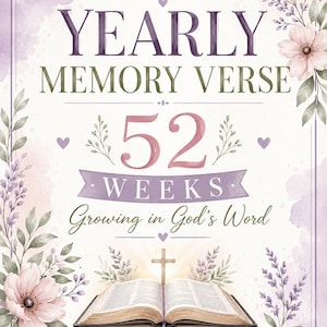 Può includere: Una stampa decorativa con il testo YEARLY MEMORY VERSE 52 WEEKS Growing in God's Word e Psalm 119:11 KJV. Il design presenta una Bibbia aperta con una croce al centro, circondata da illustrazioni floreali ad acquerello nei toni del viola e del rosa.