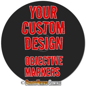 Op de afbeelding: Een zwarte, ronde spelmarker met rode tekst "YOUR CUSTOM DESIGN OBJECTIVE MARKERS". Het Crafty Viking Gaming-logo staat onderaan. De tekst heeft een verweerde, getextureerde uitstraling.