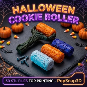 Puede incluir: Un juego de rodillos para galletas de Halloween con un mango verde oscuro con textura de árbol y tres rodillos cilíndricos intercambiables en naranja, azul y azul claro, cada uno con patrones en relieve. Incluye dos pequeños pernos metálicos.