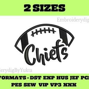 Puede incluir: Diseño de fútbol en blanco y negro con la palabra "Chiefs" en fuente cursiva. La imagen incluye el texto "2 TAMAÑOS" en la parte superior y una lista de formatos de bordado en la parte inferior. El diseño es adecuado para proyectos de bordado.