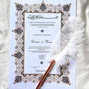 Peut inclure: Un certificat blanc avec une bordure orn&eacute;e noire et dor&eacute;e. Le texte "CE CERTIFICAT ATTESTE QUE" est en haut du document. Sous le texte figure le nom "Lamia & Fares". Le certificat est dat&eacute; du "LE 14 AVRIL 2024" et sign&eacute; "S. CHAMAWAL 5 Dijon, France".
