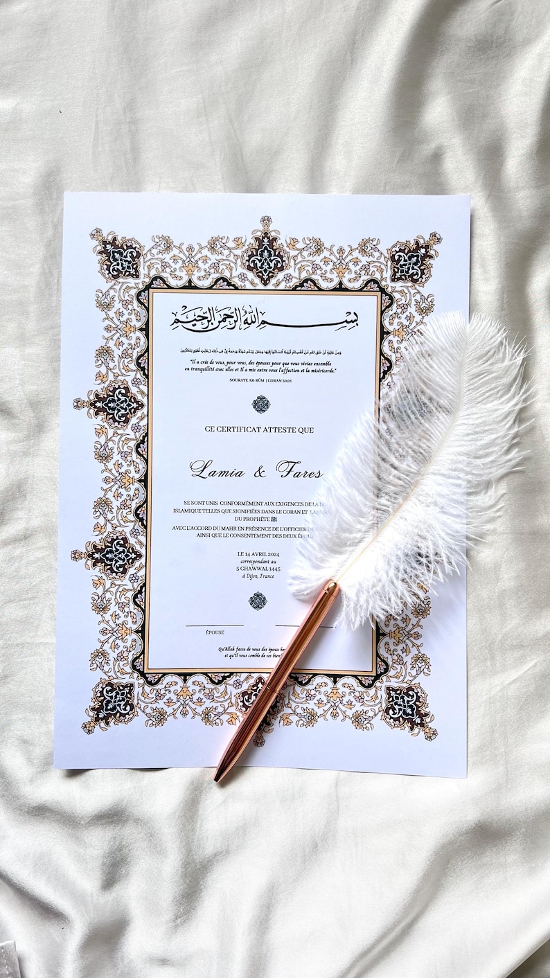 Peut inclure: Un certificat blanc avec une bordure orn&eacute;e noire et dor&eacute;e. Le texte "CE CERTIFICAT ATTESTE QUE" est en haut du document. Sous le texte figure le nom "Lamia & Fares". Le certificat est dat&eacute; du "LE 14 AVRIL 2024" et sign&eacute; "S. CHAMAWAL 5 Dijon, France".