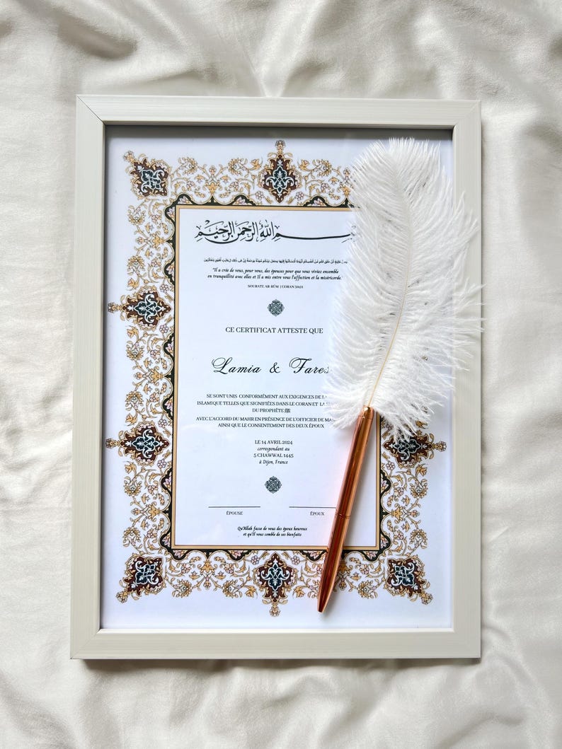 Peut inclure: Un certificat encadr&eacute; blanc avec des bordures orn&eacute;es dor&eacute;es et bleues. Le certificat est pour un mariage et indique "CE CERTIFICAT ATTESTE QUE Lamia & Fares".