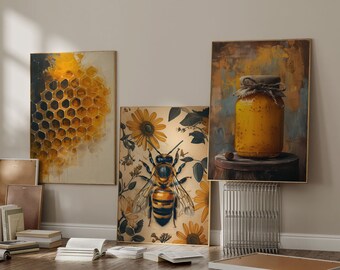 Puede incluir: Tres impresiones de arte enmarcadas con un tema de abeja. Las impresiones presentan un patrón de panal, un tarro de miel y una abeja con rayas amarillas y negras.