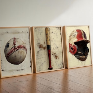 Puede incluir: Tres impresiones artísticas enmarcadas con equipamiento de béisbol. Las impresiones representan una pelota de béisbol, un bate de béisbol y un casco de béisbol. La obra de arte tiene un aspecto vintage y desgastado con una paleta de colores neutros y marcos de madera.