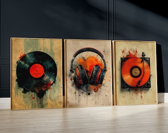 Puede incluir: Tres impresiones enmarcadas con una estética vintage. Las impresiones presentan un disco de vinilo negro, unos auriculares y una tornamesa con un disco de vinilo rojo. El fondo de cada impresión es un diseño descolorido, similar a la acuarela, con salpicaduras de naranja y amarillo.