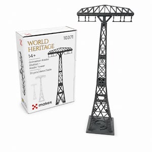 Puede incluir: Un kit de modelo de la torre de radio de la estación de Grimeton, con una estructura de celosía alta de color gris oscuro con una base ancha y una viga superior horizontal. La caja blanca muestra el texto World Heritage, 10371 y 22 pcs/delar/teile.