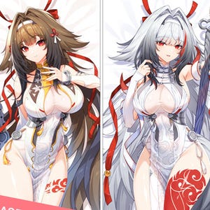 Puede incluir: Almohada corporal de doble cara con dos personajes femeninos de estilo anime, cada uno sosteniendo una espada. Los personajes visten trajes blancos y dorados con detalles en rojo. La almohada tiene el texto "PLEASE DON'T STEAL OUR DESIGN!" y "WAIFU CUDDLES".