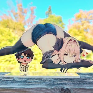 Peut inclure: Figurine en acrylique de style anime, représentant un personnage dans une pose dynamique, vêtu d'un short en jean, de bas-cuisses noirs et d'un haut noir. Un personnage plus petit est également présent. L'arrière-plan montre une scène extérieure floue.