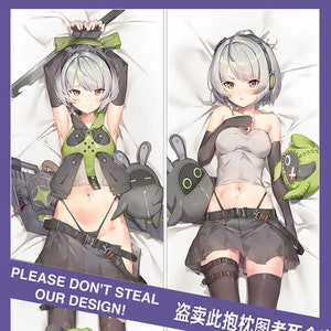 Op de afbeelding: Een tweezijdig kussen met een cartoon anime-personage met grijs haar, groene ogen en een zwart-witte outfit. Het personage houdt een zwaard vast en is omringd door groene en zwarte knuffels. Het kussen heeft de tekst "PLEASE DON'T STEAL OUR DESIGN!" en "盗卖此抱枕图者死全家" erop. Het kussen heeft ook de tekst "WAIFU CUDDLES" erop.